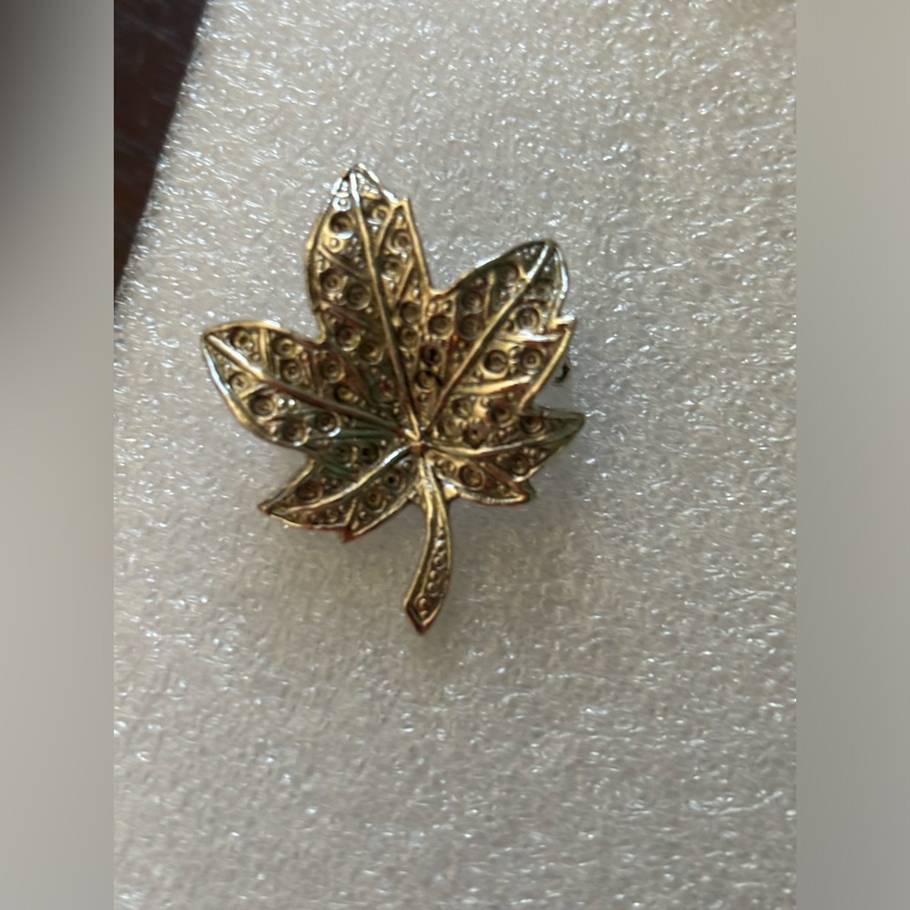 maple leaf brooch vintage gold-tone